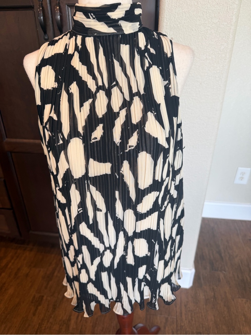Adrianna Papell elegant pleated sleeveless blouse black and ivory M NWT